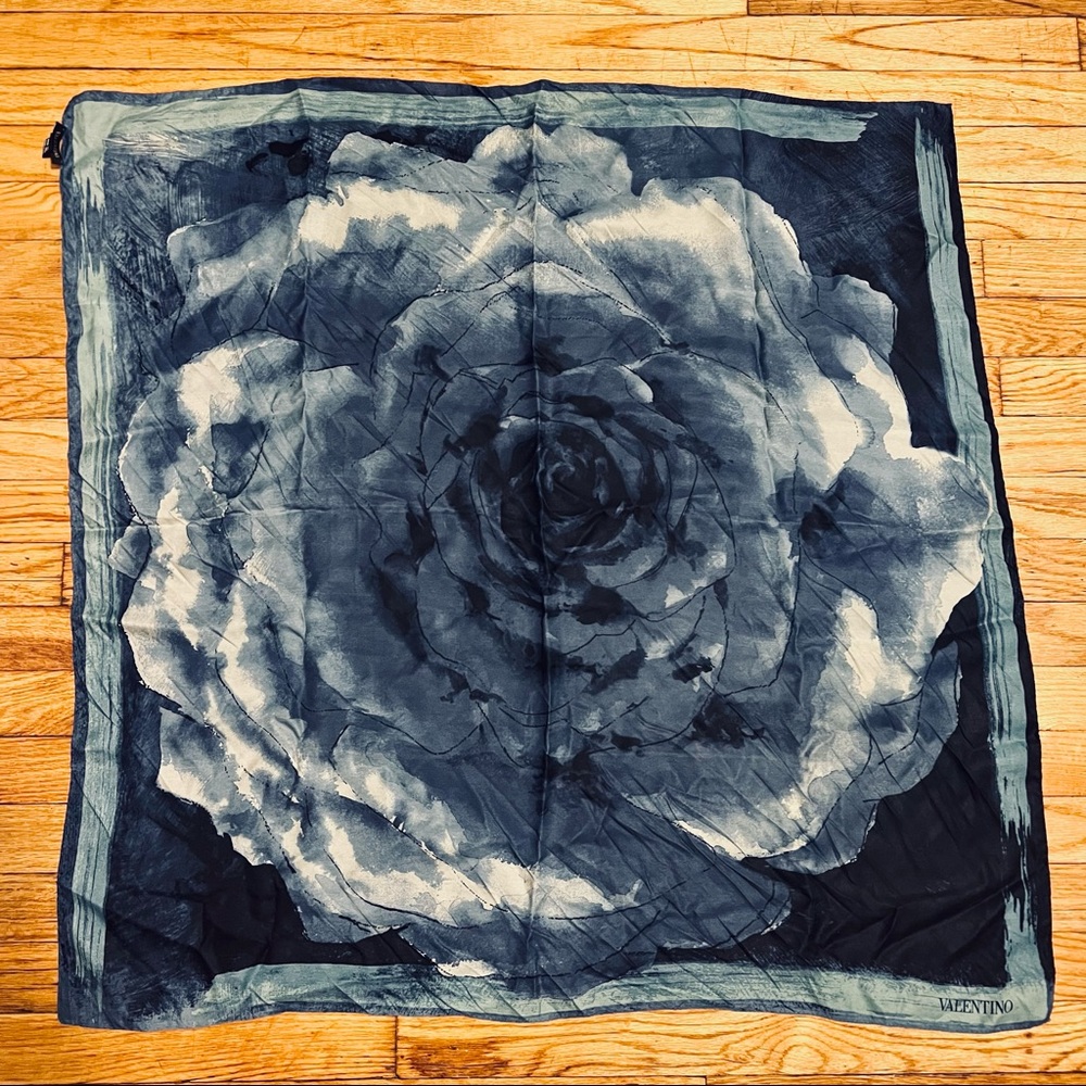 💙🌹Valentino 100% Silk Scarf💙
